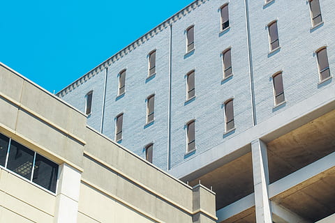 edificio de concreto gris, gris, marrón, hormigón, foto de bajo ángulo del edificio, arquitectura, ciudad, modelo, ventana, mínimo, azul, edificio, línea, Milwaukee, exterior del edificio, estructura construida, vista de ángulo bajo, nadie, edificio de oficinas exterior, moderno, oficina, cielo, cielo limpio, día, al aire libre, material de vidrio, apartamento, Distrito residencial, fachada, rascacielos, 5K, CC0, dominio público, libre de derechos