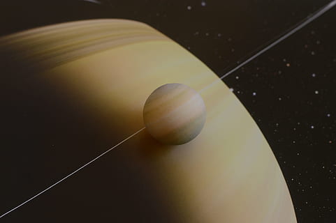 Planet, Modell-, Saturn, Ball, keine Leute, Sport, Nahansicht, Astronomie, drinnen, Platz, einzelnes Objekt, Nacht-, Wettbewerb, Stern - Raum, Fokus auf den Vordergrund, Kugel, Kunst, Kultur und Unterhaltung, High Angle View, Sonnensystem, zwei Objekte, Natur, Freizeitbeschäftigung, weiße Farbe, umkreisen, 2K, CC0, gemeinfrei, lizenzfrei