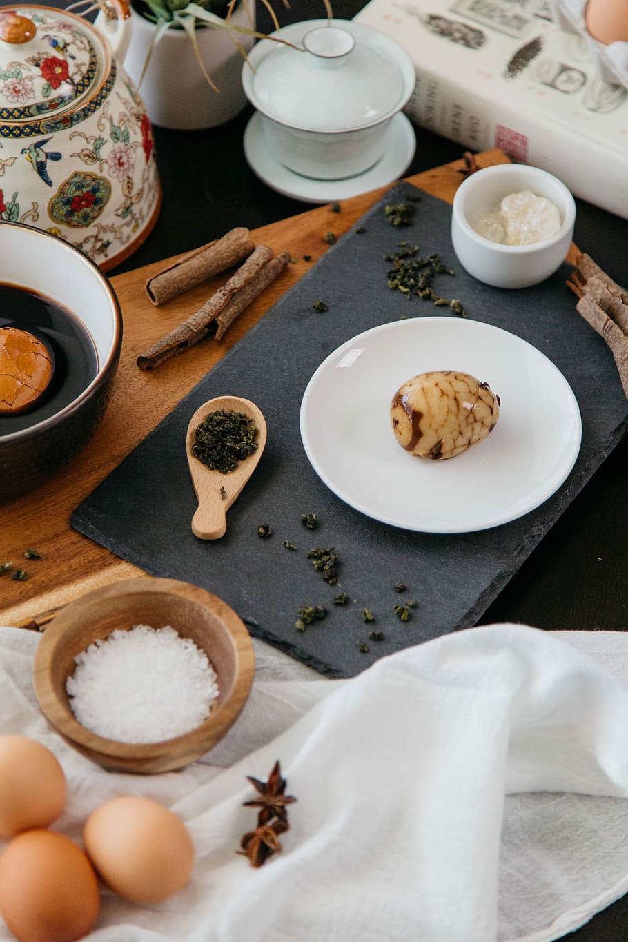 pelato, uovo di tè cinese, bianca, ceramica, piatto, accanto, ciotola, uovo, cucinando, ricetta, prep, preparare, pentola, tè, sale, cannella, cibo cinese, teiera, vino di riso, salsa di soia, anice, uovo di tè, ardesia, cucina, cibo e bevande, tavolo, cibo, vista dall'alto, freschezza, nessuno, in casa, natura morta, tazza, bere, Spezia, ingrediente, boccale, rinfresco, bevanda calda, benessere, utensile da cucina, tentazione, 5K