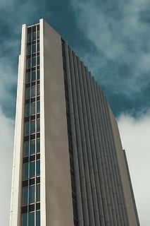 bianca, grattacielo, costruzione, grigio, nuvole, architettura, infrastruttura, struttura, istituzione, finestre, condominio, Hotel, cielo, struttura costruita, esterno dell'edificio, scena urbana, edificio per uffici, attività commerciale, città, Inquadratura dal basso, nuvola - cielo, nessuno, edificio per uffici esterno, giorno, moderno, ufficio, alto - alto, natura, all'aperto, Torre, vetro - materiale, finestra, 5K, CC0, dominio pubblico, privo di copyright