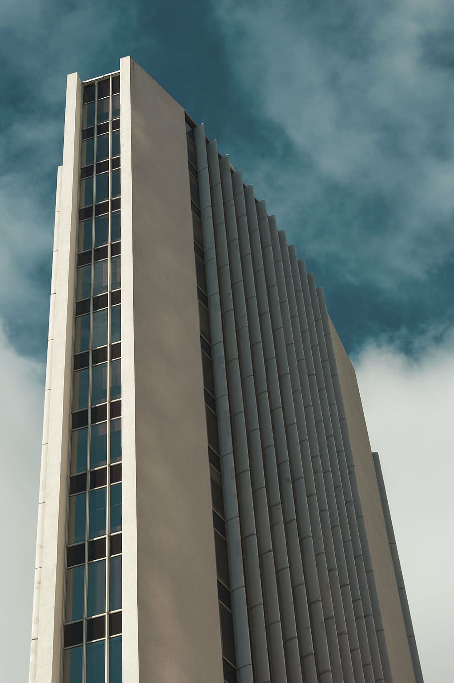 blanc, de gran alçada, edifici, gris, núvols, arquitectura, infraestructura, estructura, establiment, finestres, condomini, hotel, cel, gratacels, estructura construïda, exterior de l'edifici, escena urbana, edifici d'oficines, negocis, ciutat, vista d’angle baix, núvol - cel, cap gent, exterior d’edifici d’oficines, dia, modern, oficina, alta - alta, naturalesa, a l'aire lliure, torre, vidre - material, finestra, 5K