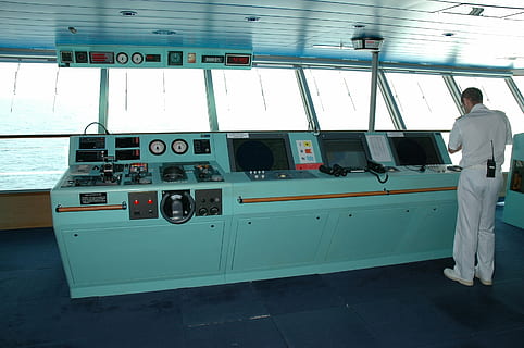 Schiff, Kommandodeck, Kapitän, Marine, Ozean, Navigation, Brücke, Wasser, Radar, Kreuzfahrt, Ausrüstung, Kommandant, Meer, Deck, Transportmittel, Transport, in voller Länge, Uniform, echte Menschen, Männer, Menschen, Rückansicht, Stehen, Wasserfahrzeug, Besetzung, Reise, Tag, Erwachsene, Kleidung, draußen, Passagierfahrzeuge, Seemann, 2K, CC0, gemeinfrei, lizenzfrei