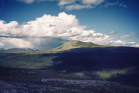 Zielony, Góra, biały, chmury, dzień, góry, pochmurny, niebo, Zielona Góra, białe niebo, Chmura, wzgórze, stok, las, Natura, krajobraz, scenics, chmura - niebo, pasmo górskie, na dworze, cloudscape, szczyt górski, piękno natury, żadnych ludzi, śnieg, niebieski, ekstremalny teren, scenics - natura, spokojna scena, spokój, środowisko, scena pozamiejska, wylądować, idylliczny, zdalny, roślina, pustynia, grzbiet górski, 4K, CC0, domena publiczna, darmowe zdjęcia
