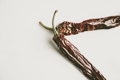 Peperoni, würzen, Scharf, Chili, rot, Gemüse, Gewürze, Jahreszeit, Schärfe, Chili-Pfeffer, Pfeffer, Nahansicht, keine Leute, weißer Hintergrund, Studioaufnahme, drinnen, kopieren sie platz, Stillleben, Pflanzenteil, Blatt, einzelnes Objekt, Essen und Trinken, ausgeschnitten, braun, Natur, zwei Objekte, Metall, Lebensmittel, Sicherheit, verdrehte, 4K, CC0, gemeinfrei, lizenzfrei
