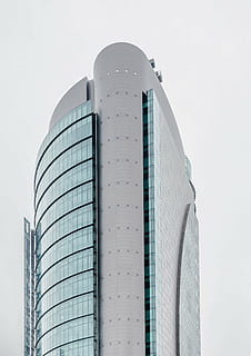hvidt betontårn, arkitektur, bygning, infrastruktur, skyskraber, tårn, by, industri, silo, ingen mennesker, moderne, bygget struktur, bygning udvendig, himmel, dag, tæt på, udendørs, kontorbygning udvendig, lav vinkel visning, kontor, høj - høj, natur, skyfri himmel, kopiere plads, finansdistrikt, 4K, CC0, offentligt domæne, royaltyfrie