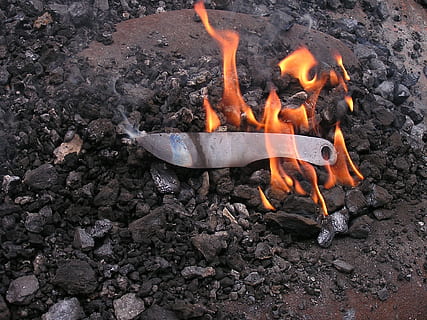 smed kniv, smede, ild, knivfremstilling, brand - naturligt fænomen, flamme, brænding, varme - temperatur, orange farve, natur, ingen mennesker, Brænde, glødende, høj vinkel visning, træ, træ - materiale, log, udendørs, jord, bål, tæt på, dag, Mark, lejrbål, 1080P, CC0, offentligt domæne, royaltyfrie