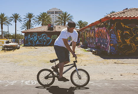 mand, ved brug af, sort, bmx cykel, hvid, crew-neck t-shirt, ridning, dagtimerne, på vej, cykel, mennesker, herrer, cykling, udendørs, farvebillede, transportmidler, fuld længde, kun en mand, dag, rigtige mennesker, transportform, fritidsaktivitet, afslappet tøj, livsstil, land køretøj, en person, sollys, natur, ride, himmel, arkitektur, vej, 4K, CC0, offentligt domæne, royaltyfrie