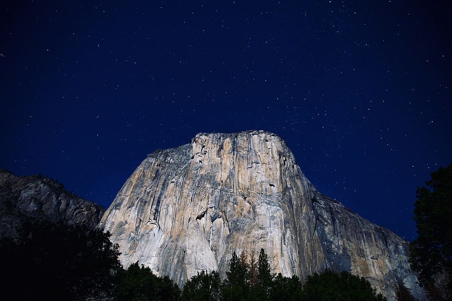 Lowangle-Fotografie, grau, Berge, Nachtzeit, sternenklarer Himmel, Foto, Berg, blauer Himmel, Cliff, Himmel, Baum, Rock, Yosemite Nationalpark, Natur, szenen, Landschaft, Rock - Objekt, draußen, keine Leute, Nationalpark, Nacht-, physische Geographie, Stern - Raum, Platz, Astronomie, Galaxis, Szenen - Natur, Star, Sternfeld, Pflanze, Ruhe, Schönheit in der Natur, ruhige Szene, Flachwinkelansicht, Weltraum und Astronomie, Milchstraße, Gipfel, Formation, Mondlicht, 4K