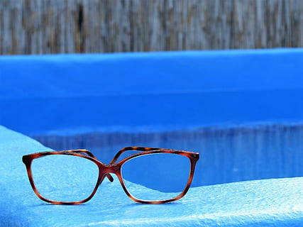 bicchieri, piscina, estate, blu, rilassamento, acqua, raffreddamento, recupero, occhiali da lettura, occhiali, accessorio personale, avvicinamento, nessuno, natura, giorno, assenza, legno - materiale, bordo piscina, trasparente, vista dall'alto, all'aperto, ai margini di, 2K, CC0, dominio pubblico, privo di copyright