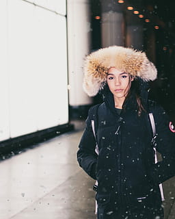 vrouw, zwart, bruin, parka jas, winter, vrouw in het zwart, zwart en bruin, jas, mensen, een persoon, koude temperatuur, vrouwtjes, schoonheid, mooi, buitenshuis, Kaukasische etniciteit, jonge volwassene, mode, stedelijke scène, levensstijlen, volwassen, warme kleding, alleen volwassenen, kleding, echte mensen, vooraanzicht, staand, kijkend naar de camera, portret, vrijetijdsbesteding, vacht, jonge vrouwen, van je middel omhoog, architectuur, haar-, bontmuts, kapsel, mooie vrouw, leer, sneeuwen, 2K, CC0, publiek domein, royaltyvrij