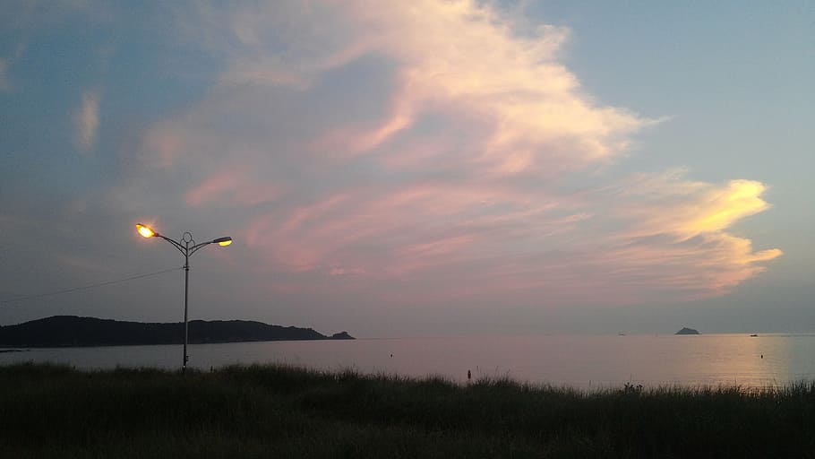 cel, posta de sol, brillar, núvol, resplendor de la nit, al costat del riu, tardor, paisatge del llac, llum, la vida, memòria, sol, esperança, dolç, a la tarda, dolor, regal, mar, aigua, bellesa a la natura, escenics - natura, tranquil·litat, núvol - cel, naturalesa, escena tranquil·la, platja, horitzó, cap gent, medi ambient, terra, herba, horitzó sobre l’aigua, conservació del medi ambient, a l'aire lliure, 4K