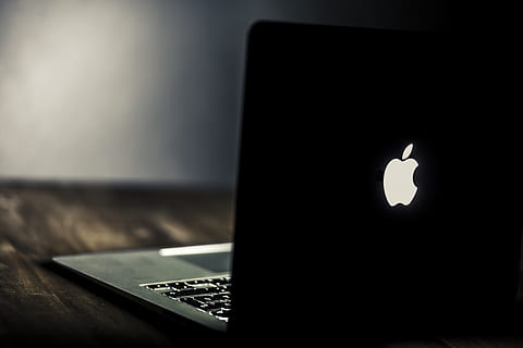 macbook air, macbook, bærbar, mørk, computer, notesbog, teknologi, forretning, internet, arbejde, meddelelse, kontor, moderne, ved brug af, plads, trådløs, Skærm, job, kreativ, blogger, browsing, enheder, lancer, netværk, arbejder, gadget, uddannelse, design, træ-, social, markedsføring, trådløs teknologi, indendørs, forbindelse, tæt på, bord, selektiv fokusering, ingen mennesker, bærbar informationsenhed, hjemlige værelse, bruger bærbar computer, belyst, fokus på forgrunden, smart telefon, nat, tastatur, arbejder hjemme, 5K