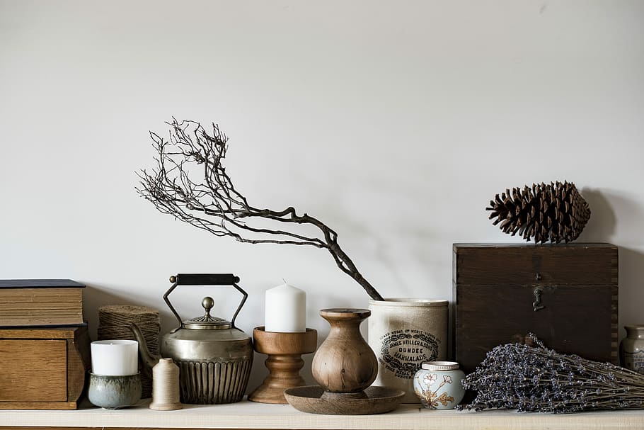 bianca, candela a colonna, Marrone, di legno, base, vaso in ceramica assortito, Vintage ▾, oggetti, pentole, lavanda, ramo, pianta, mensola, candela, libro, minimalismo, oggetto, natura morta, elemento, sfondo, contenitore, in casa, nessuno, natura, vaso, gruppo di oggetti, albero, scelta, grande gruppo di oggetti, variazione, tavolo, legno - materiale, preparativi, interno di casa, gruppo, pianta in vaso, utensile da cucina, antico, 5K