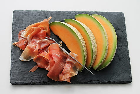 fetta, Bacon, frutta, rettangolare, nero, chopping, tavola, melone, prosciutto, carne, cibo, buongustaio, freschezza, cibo e bevande, mangiare sano, benessere, frutti di mare, nessuno, in casa, cibo crudo, cibo asiatico, Maiale, pasto, pesce, salmone - frutti di mare, pronto a mangiare, cibo giapponese, spuntino, vassoio, sashimi, 2K, CC0, dominio pubblico, privo di copyright