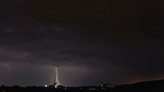 clignote, Montagne, des nuages, la nature, orage, vers l'avant, mystique, tonnerre, ciel, impressionnant, nuage orageux, destruction, gagner, foudre, pouvoir dans la nature, nuage - ciel, nuit, Puissance, panneau d'avertissement, foudre fourchue, signe, beauté dans la nature, nuage d'orage, la communication, architecture, ciel dramatique, illuminé, personne, en plein air, foncé, électricité, de mauvais augure, agression, 4K, CC0, domaine public, libre de droits