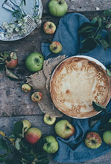 round, baked, pie, surrounded, green, apples, green apples, food, fruit, apple - Fruit, freshness, autumn, healthy Eating, wood - Material, organic, nature, table, rustic, high angle view, food and drink, directly above, no people, indoors, wellbeing, still life, container, basket, bowl, leaf, day, plant part, apple, 4K, CC0, public domain, royalty free