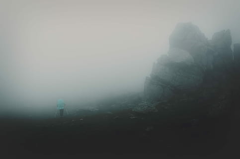 persoon, staand, naast, grijs, rotsformatie, wandelen, berg-, mist, landschap, pad, natuur, schoonheid in de natuur, land-, milieu, hemel, kalmte, rustige scène, buitenshuis, rots, scenics - natuur, rock - object, mysterie, onherkenbaar persoon, architectuur, solide, silhouet, vaag, 4K, CC0, publiek domein, royaltyvrij