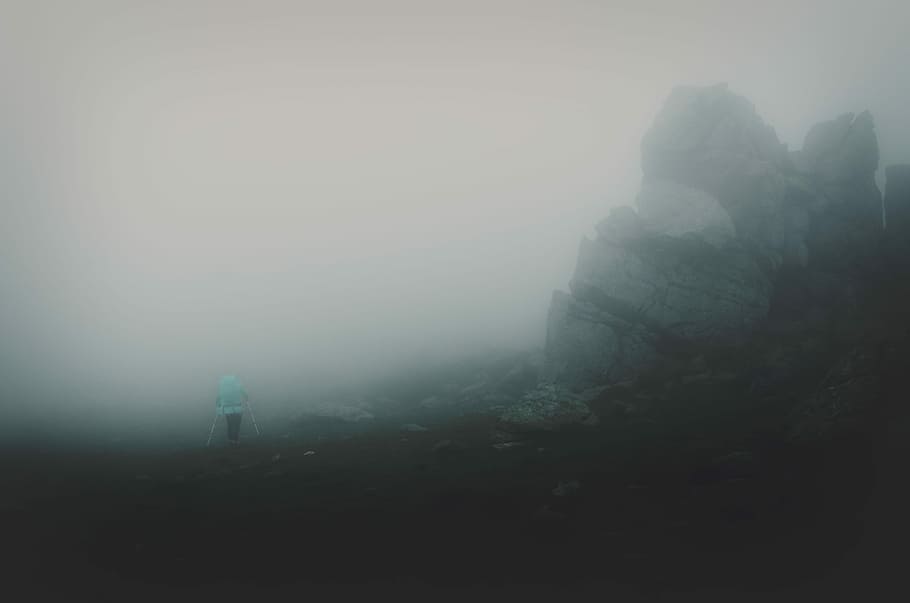 persoon, staand, naast, grijs, rotsformatie, wandelen, berg-, mist, landschap, pad, natuur, schoonheid in de natuur, land-, milieu, hemel, kalmte, rustige scène, buitenshuis, rots, scenics - natuur, rock - object, mysterie, onherkenbaar persoon, architectuur, solide, silhouet, vaag, 4K