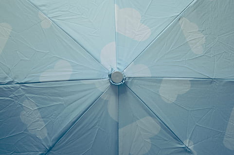 blu, cielo, nuvole, sfondi, modello, fotogramma intero, in casa, nessuno, sicurezza, protezione, avvicinamento, Inquadratura dal basso, design, rotto, forma geometrica, soffitto, forma, Colore bianco, cerchio, astratto, riflessione, direttamente sotto, 5K, CC0, dominio pubblico, privo di copyright