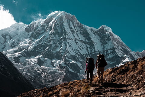 dues persones de senderisme, dos, persona, senderisme, muntanya, blau, cel, cresta, cim, caminador, excursionista, gent, himalayas, nepal, naturalesa, a l'aire lliure, aventura, cim de muntanya, caminar, neu, homes, khumbu, exploració, Serra, glacera, paisatge, motxilla, escenics, viatjar, turista, temperatura de fred, activitat d'oci, persones reals, escenics - natura, bellesa a la natura, estils de vida, dues persones, activitat, hivern, escena no urbana, vista del darrere, muntanya nevada, formació, 5K, CC0, domini públic, lliure de regalies