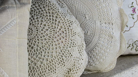 coixins grisos, obra manual, brodats, costura, puntes, coixins, fet a mà, artesania, tradició, Xipre, lefkara, tradicional, patró, moda, a l'interior, primer pla, cap gent, dia, tèxtil, fons, Color blanc, textura, material, marc complet, art i artesania, creativitat, disseny, natura morta, roba, cortina, vista d’angle alt, xarxa, sòls, ornamentat, 4K, CC0, domini públic, lliure de regalies