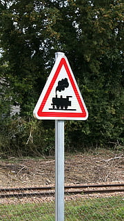 paneel, weg, trein, spoor, rails, locomotief, overweg, fabriek, teken, communicatie, boom, verkeersbord, dag, de begeleiding, natuur, geen mensen, groei, land-, driehoekige vorm, waarschuwingsbord, rood, vorm, veld-, buitenshuis, groene kleur, vertegenwoordiging, 1080P, CC0, publiek domein, royaltyvrij