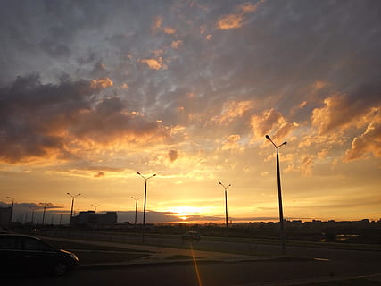 Sonnenuntergang, Sommersonne, Abend, Wolken, Sommer-, Sonne, Sonnenuntergang Himmel, Landschaft, Himmel, Transport, Straße, wolke - himmel, keine Leute, Auto, Kraftfahrzeug, Strassenlicht, Transportmittel, Landfahrzeug, Schönheit in der Natur, Silhouette, Natur, orange Farbe, Stadt, draußen, Dramatischer Himmel, 4K, CC0, gemeinfrei, lizenzfrei