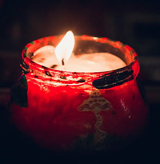 Kerze, Feuer, Leuchter, rot, Dunkelheit, Flamme, Verbrennung, Feuer - natürliches Phänomen, Spiritualität, Religion, Kerzenlicht, Feier, Dekoration, Wachs, dunkel, Nahansicht, Hitze - Temperatur, keine Leute, Natur, beleuchtet, drinnen, glühend, Teelicht, Lichtanlage, selektiver Fokus, Container, Essen und Trinken, schmelzen, elektrische Lampe, 2K, CC0, gemeinfrei, lizenzfrei