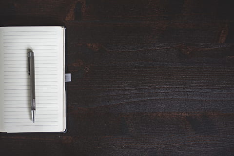 bianca, foderato, carta, fare clic su penna, taccuino, penna, tavolo, natura morta, legno - materiale, direttamente sopra, nessuno, in casa, avvicinamento, vista dall'alto, bloc notes, pubblicazione, libro, formazione scolastica, copia spazio, Oggetto creato dall'uomo, strumento di scrittura, modello, fatto dall'uomo, colore nero, venatura del legno, 4K, CC0, dominio pubblico, privo di copyright
