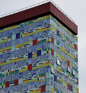 arquitectura, construcció, finestra, façana, arquitectura, edifici, colorit, modern, disseny, estructura, negocis, botiga, indústria, negoci corporatiu, salut i medicina, estructura construïda, cap gent, cel, exterior de l'edifici, multicolor, vista d’angle baix, cel clar, comunicació, abundància, funció de construcció de parets, dia, a l'aire lliure, contenidor de càrrega, ciutat, naturalesa, gran grup d'objectes, tecnologia, 2K, CC0, domini públic, lliure de regalies