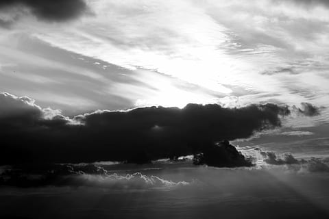 bianco e nero, nuvole, drammatico, luce, monocromatico, natura, cielo, nuvola - cielo, bellezza nella natura, scenics - natura, la tranquillità, nessuno, scena tranquilla, giorno, tempesta, all'aperto, scena non urbana, ambiente, idilliaco, acqua, Cloudscape, cielo drammatico, nuvoloso, luce del sole, infausto, streaming, 4K, CC0, dominio pubblico, privo di copyright