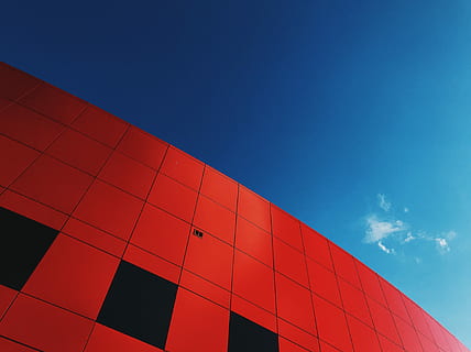 edificio rojo de gran altura, fotografía de bajo ángulo, rojo, hormigón, edificio, arquitectura, forma, nube, diseño, contraste, cielo, azul, limpiar, agudo, triángulo, mínimo, cuadrado, transporte, Transporte de carga, naturaleza, industria, nadie, al aire libre, vista de ángulo bajo, negocio, envase, copia espacio, soleado, día, ciudad, almacén, vehículo aéreo, contenedor de carga, 4K, CC0, dominio público, libre de derechos