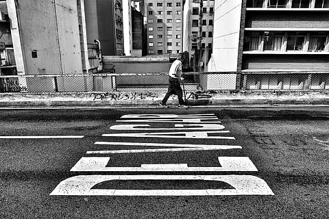 grigio, fotografia in scala, persona, a piedi, accanto, pavimentare, strada, fotografia in scala di grigi, uomo, lentamente, bianco e nero, scena urbana, persone, vita di città, città, all'aperto, pedone, attraversamento pedonale, monocromatico, uomini, lunghezza intera, esterno dell'edificio, architettura, una persona, struttura costruita, simbolo, segnaletica stradale, cartello, mezzi di trasporto, persone reali, attraversamento, marcatura, giorno, 5K, CC0, dominio pubblico, privo di copyright