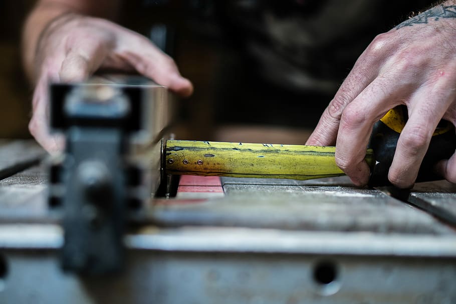 persoană, deținere, galben, oţel, măsurare, bandă, a închide, fotografie, gri, instrument de oțel, măsura, mâini, lucru, atelier, construit manual, umană, mână, partea corpului uman, o persoana, selectiv, ocupaţie, în interior, preparare, artă și sculptură, adult, ambarcațiune, calificare, Afaceri, tăiere, alimente, tehnologie, mancare si bautura, pregătirea alimentelor, deget, efort, 5K