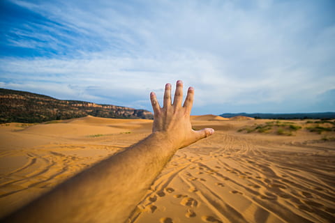 links, Mensch, Hand, erreichen, Sand, Himmel, Person, Wüstenberg, Wolke, Arm, Reichweite, Finger, Fußabdruck, Reifenspur, Wüste, Sanddüne, öffnen, Blau, Berg, Rock, menschliches Körperteil, wolke - himmel, menschliche Hand, eine Person, Körperteil, Umgebung, Natur, Land, Szenen - Natur, Freizeitbeschäftigung, Tag, Landschaft, ruhige Szene, Lebensstile, persönliche Perspektive, draußen, Freiheit, trockenes Klima, Klima, 5K, CC0, gemeinfrei, lizenzfrei