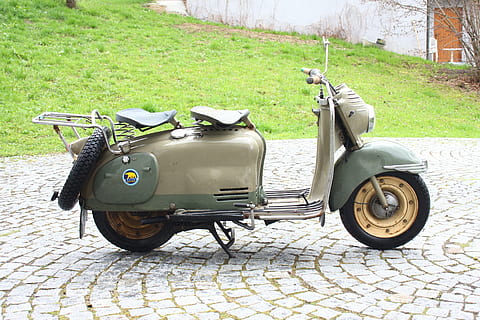 rullo, motociclo, vecchi tempi, puch, veicolo, modello, 1956, 125 ccm, Austria, originale, modo di trasporto, mezzi di trasporto, giorno, erba, veicolo terrestre, pianta, nessuno, viaggio, strada, stazionario, città, colore verde, all'aperto, assenza, architettura, in stile retrò, natura, ciottolo, sentiero, pavimentazione in pietra, ruota, 4K, CC0, dominio pubblico, privo di copyright