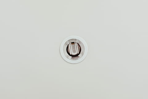 Weiß, Domlicht, Decke, Licht, Kreis, Lampe, kopieren sie platz, drinnen, Studioaufnahme, keine Leute, weiße Farbe, einzelnes Objekt, gestalten, Einfachheit, Geometrische Figur, Technologie, Elektrizität, Nahansicht, weißer Hintergrund, spähen, Lichtanlage, Wandbau - Funktion, grau, ausgeschnitten, silberfarben, direkt darunter, 5K, CC0, gemeinfrei, lizenzfrei