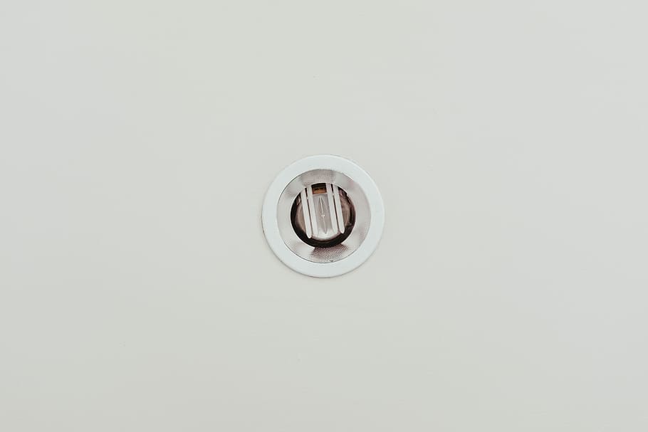 Weiß, Domlicht, Decke, Licht, Kreis, Lampe, kopieren sie platz, drinnen, Studioaufnahme, keine Leute, weiße Farbe, einzelnes Objekt, gestalten, Einfachheit, Geometrische Figur, Technologie, Elektrizität, Nahansicht, weißer Hintergrund, spähen, Lichtanlage, Wandbau - Funktion, grau, ausgeschnitten, silberfarben, direkt darunter, 5K