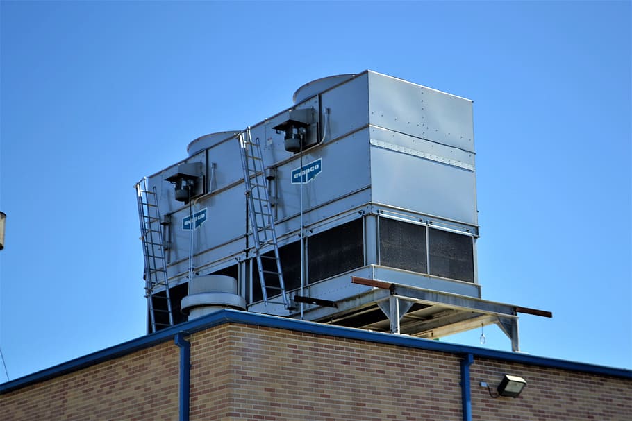 gris, contenidor de metall, superior, sostre de construcció, refrigeració, sistema, aire acondicionat, tecnologia, sostre, muntat, alumini, ventilació, aire, guai, calor, condicionador, equipament, ventilador, condicionament, reparació, indústria, industrial, elèctric, metall, hvac, temperatura, nou, escalfador, poder, blanc, edifici, fred, condició, brut, disseny, radiador, casa, clima, més fresc, càlid, control, regulador, comoditat, automàtic, energia, exterior, electricitat, sorollós, motor, operatiu, treball, qualitat de l'aire, condicions, fiable, de confiança, enorme, mecànica, mecànic, filtrar, aire fresc, respiració, provat, cobertes, llum, llums d’emergència, llum de paret, il·luminació exterior, il·luminació, escala, conducte d'aire, modern, panell, negocis, eficiència, a l'aire lliure, calefacció, fontaneria, instal·lació, construcció, eco, ecologia, generador, comercial, estat real, inspecció, turbina, ventiladors, màquina, manteniment, gran, ferro, acer, mount, stand, de peu, maó, paret, oxigen, diòxid de carboni, pols, arquitectura, blau, cel, exterior de l'edifici, estructura construïda, vista d’angle baix, cel clar, cap gent, finestra, dia, naturalesa, ciutat, fàbrica, còpia espai, apartament, color turquesa, 4K