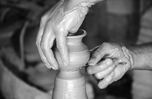 rendere, suolo, pentola, mano, mano umana, parte del corpo umano, mestiere, ceramica, Filatura, argilla, arte e artigianato, occupazione, abilità, lavoro, competenza, adulto, fabbricazione, fango, modellando una forma, persone, creatività, craftsperson, brocca - brocca, dito, 4K, CC0, dominio pubblico, privo di copyright