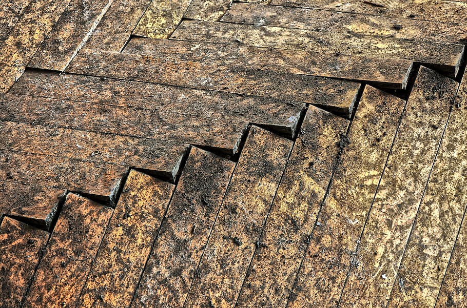 esquerdat, marró, fusta, superfície, vell, rau, patró, brut, resistent, estructura, arquitectura, gastat, parquet, traces d’ús, trencar, sòls, espina de pins, trencat, destrucció, crack, decaïment, malalt, buit, descamació, aixafar, spall, inflat, danys a l’aigua, caduc, sortir, abandonat, casa antiga, llocs perduts, cap gent, metall, vista d’angle alt, dia, escala, llum solar, ombra, barana, marc complet, naturalesa, fons, material de fusta, a l'aire lliure, passos i escales, textura, funció de construcció de parets, seguretat, absència, zigzag, 4K