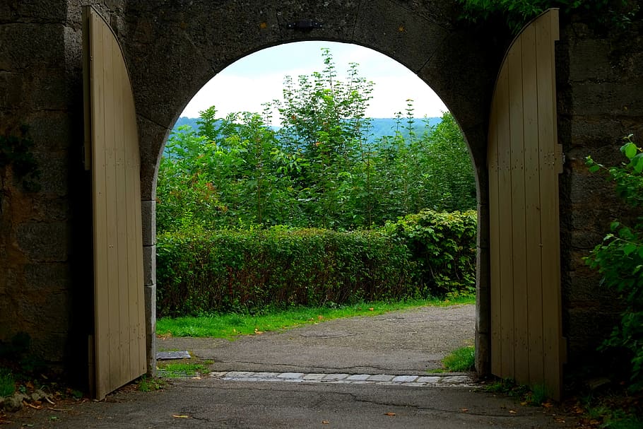 doel, passage, invoer, weg, kasteel, historisch, hout, stadspoort, architectuur, hof, vooruit, trottoir, bogen, groot, blad, intake, Welkom, boog, boom, architectuur en gebouwen, natuur, groene kleur, brug - door de mens gemaakte structuur, buitenshuis, oud, voetpad, dag, geen mensen, ingebouwde structuur, fabriek, Ingang, groei, deur-, de weg vooruit, richting, gebouw, kalmte, leeg, 4K