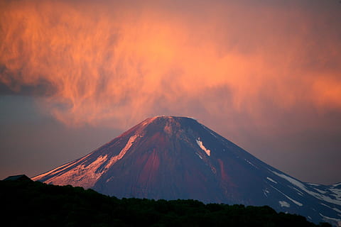 vulcano, tramonto, nuvole, montagne, natura, sera, altezza, nebbia, versante, collina, Kamchatka, montagna, cielo, bellezza nella natura, scenics - natura, nuvola - cielo, terra, paesaggio, geologia, ambiente, destinazioni di viaggio, nessuno, viaggio, la tranquillità, eruzione, scena tranquilla, all'aperto, picco di montagna, cratere vulcanico, potere in natura, montagna innevata, 1080P, CC0, dominio pubblico, privo di copyright