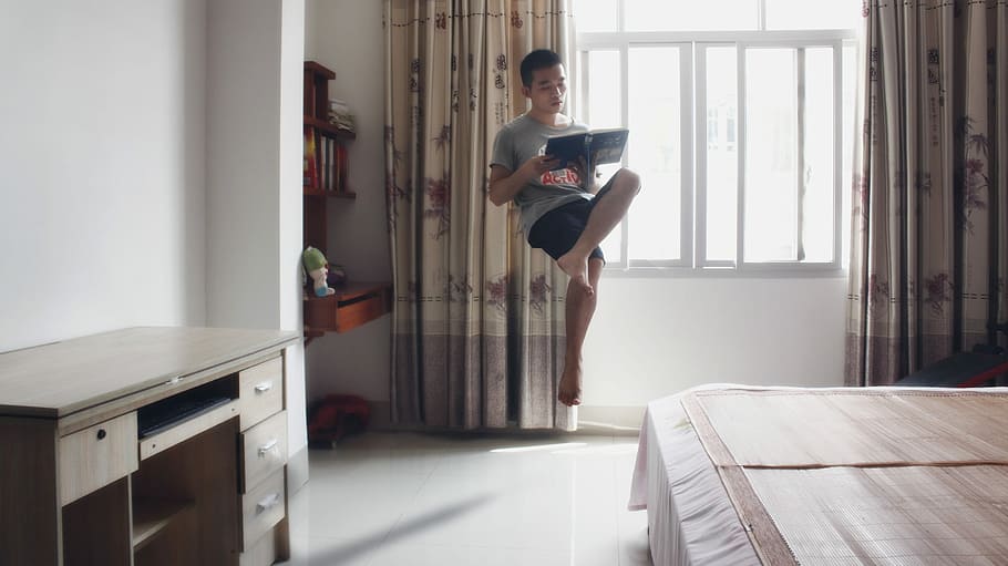 sospensione, galleggiante, lettura, effetti speciali, in casa, una persona, adulto, solo adulti, giovane adulto, lunghezza intera, stili di vita, pubblicazione, giorno, persone reali, abbigliamento casual, detenzione, interno di casa, libro, finestra, stanza domestica, tecnologia wireless, giovani donne, in piedi, acconciatura, 2K