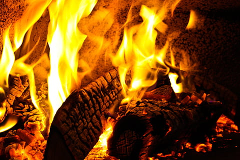 Feuerflamme, Lagerfeuer, brennen, Hitze, Feuer, Flamme, Hitze - Temperatur, Verbrennung, Achtung, Nacht-, Gelb, Feuer - natürliches Phänomen, Log, Holz, Brennholz, Holz - Material, glühend, Natur, keine Leute, orange Farbe, Nahansicht, Vollbild, Hintergründe, verbrannt, Asche, 4K, CC0, gemeinfrei, lizenzfrei