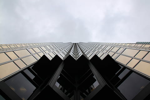 verme, vista dell'occhio, alto, edificio, Basso, angolo, Marrone, grattacielo, costruzione, cielo, finestra, facciata, alzando lo sguardo, consultare, architettura, strada, toronto, rbc building, città, urbano, struttura costruita, esterno dell'edificio, nuvola - cielo, Inquadratura dal basso, moderno, natura, nessuno, edificio per uffici esterno, ufficio, vetro - materiale, all'aperto, modello, riflessione, forma, giorno, direttamente sotto, 4K, CC0, dominio pubblico, privo di copyright