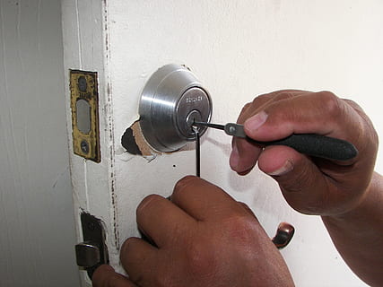 persona, recoger, cierre, puerta, cerrajero, cabellos, desbloquear, abierto, seguridad, abierto, seguridad, llave, acceso, la seguridad, proteccion, seguro, casa, negocio, mano humana, bloquear, parte del cuerpo humano, un solo hombre, adulto, hombres, una persona, mano, participación, adentro, gente real, dedo, dedo humano, ocupación, parte del cuerpo, metal, trabajando, de cerca, taller, perspectiva personal, equipo, estilos de vida, 2K, CC0, dominio público, libre de derechos