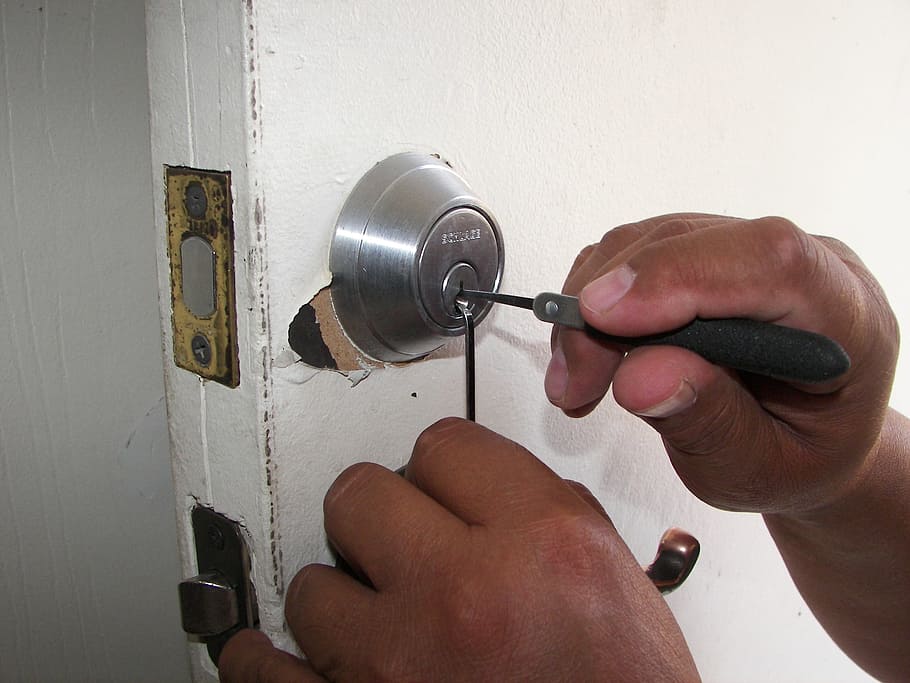 persona, collir, bloqueig, porta, serraller, panys, descobrir, obert, seguretat, obert, seguretat, clau, accés, protecció, segur, casa, negocis, mà humana, part del cos humà, un sol home, adult, homes, una persona, mà, celebració, a l'interior, persones reals, dit, dit humà, ocupació, part del cos, metall, treball, primer pla, taller, perspectiva personal, equipament, estils de vida, 2K