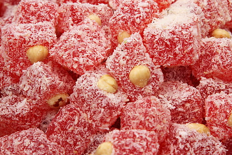flok, tyrkisk glæde, baggrund, slik, kokosnød, terning, lækker, glæde, dessert, eksotisk, mad, gele, nød, nødder, orientalsk, ramadan, sukker, sød, velsmagende, traditionel, Kalkun, tyrkisk, mad og drikke, baggrunde, fuld ramme, friskhed, tæt på, sødt mad, frugt, overbærenhed, ingen mennesker, usund spisning, bærfrugt, rød, stilleben, indendørs, overflod, stor gruppe af objekter, klar til at spise, fristelse, 5K, CC0, offentligt domæne, royaltyfrie