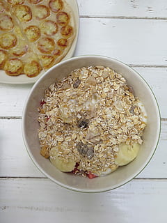Haferflocken, Weiß, Keramik, Schüssel, Banane in Scheiben schneiden, Hafer, Mahlzeit, Scheibe, Banane, Lebensmittel, Gourmet, Snack, Holz - Material, Frische, Dessert, gebacken, Erfrischung, Essen und Trinken, gesundes Essen, drinnen, Studioaufnahme, Wohlbefinden, Tabelle, Stillleben, fertig für den Verzehr, High Angle View, keine Leute, direkt darüber, Küchenutensilien, Frühstück, Nahansicht, Löffel, Obst, 4K, CC0, gemeinfrei, lizenzfrei